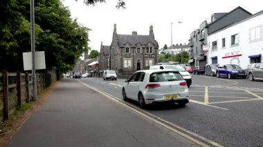 ENNISKILLEN, NORTHERN İRELAND - 20 Temmuz 2022: Sligo Yolu 'nda trafik ilerliyor.