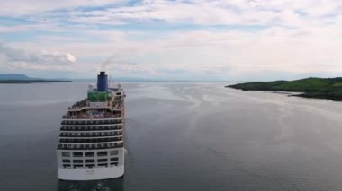 KILLYBEGS, IRELAND - 22 Temmuz 2022: MS Arcadia, Killybegs 'i ilk kez ziyaret ettikten sonra ayrılan bir yolcu gemisi..