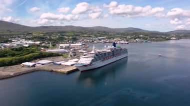 KILLYBEGS, IRELAND - 22 Temmuz 2022: MS Arcadia, Killybegs 'i ilk kez ziyaret ettikten sonra ayrılan bir yolcu gemisi..