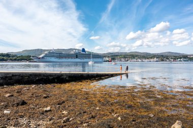 KILLYBEGS, IRELAND - 22 Temmuz 2022: MS Arcadia, Killybegs 'i ilk kez ziyaret ettikten sonra ayrılan bir yolcu gemisi..