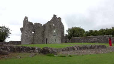 BLANEY, ENNISKILLEN, COUNTY FERMANAGH, NORTHERN IRELAND - 20 HAZİRAN 2022: Lisa McHugh Tully Castle 'da yeni klibini çekiyor.