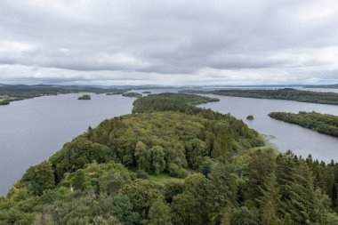 Fermanagh İlçesi 'ndeki Caldwell Kalesi' nin hava manzarası - Kuzey İrlanda.