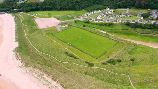 Vista Aérea Del Terreno Juego Killybegs Gaa Playa Fintra Por — Vídeo de stock