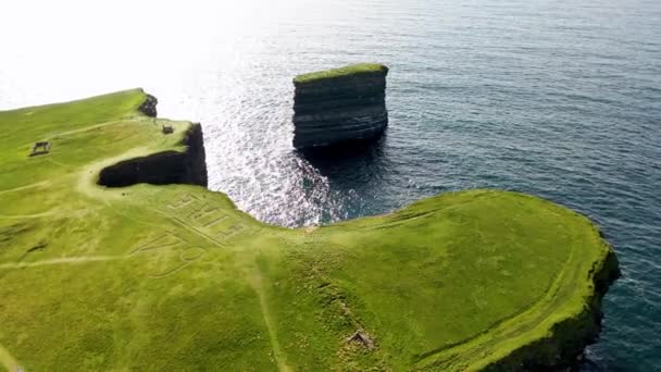 Aerial View Dun Briste Sea Stick Downpatrick Head County Mayo — Vídeo de stock