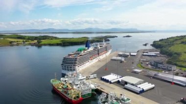 KILLYBEGS, IRELAND - 22 Temmuz 2022: MS Arcadia, Killybegs 'i ilk kez ziyaret ettikten sonra ayrılan bir yolcu gemisi..