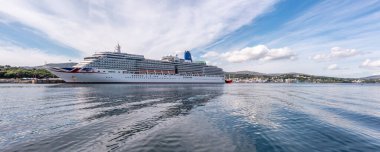 KILLYBEGS, IRELAND - 22 Temmuz 2022: MS Arcadia, Killybegs 'i ilk kez ziyaret eden bir yolcu gemisi..