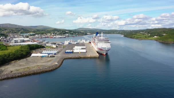 Obrovská Výletní Loď Navštěvující Killybegs Přístav Hrabství Donegal Irsko — Stock video