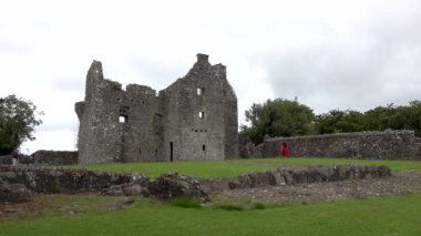 BLANEY, ENNISKILLEN, COUNTY FERMANAGH, NORTHERN IRELAND - 20 HAZİRAN 2022 Shauna McStravock Tully Castle 'da yeni klibini çekiyor.