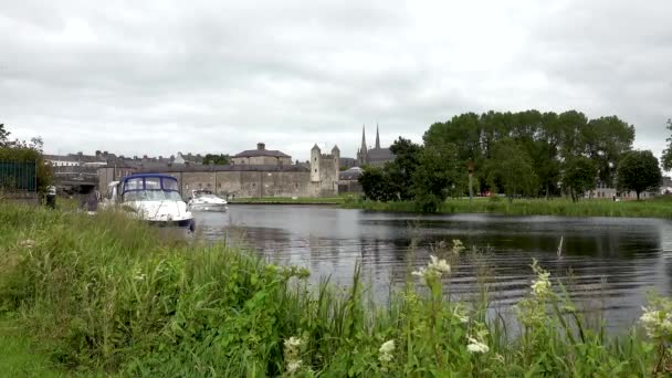 Enniskillen Northern Ireland July 2022 Yacht Passing Enniskillen Castle Lough — Wideo stockowe