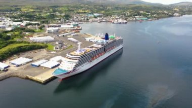 KILLYBEGS, IRELAND - 22 Temmuz 2022: MS Arcadia, Killybegs 'i ilk kez ziyaret ettikten sonra ayrılan bir yolcu gemisi..