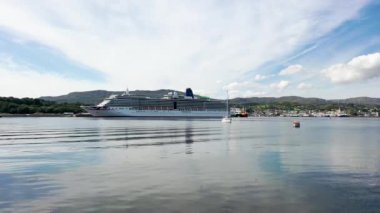 KILLYBEGS, IRELAND - 22 Temmuz 2022: MS Arcadia, Killybegs 'i ilk kez ziyaret ettikten sonra ayrılan bir yolcu gemisi..