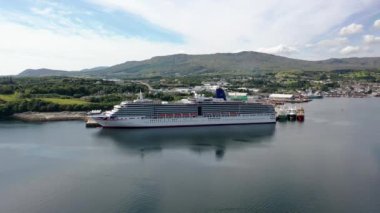 KILLYBEGS, IRELAND - 22 Temmuz 2022: MS Arcadia, Killybegs 'i ilk kez ziyaret ettikten sonra ayrılan bir yolcu gemisi..