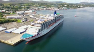 KILLYBEGS, IRELAND - 22 Temmuz 2022: MS Arcadia, Killybegs 'i ilk kez ziyaret ettikten sonra ayrılan bir yolcu gemisi..