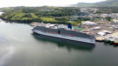 KILLYBEGS, IRELAND - 22 Temmuz 2022: MS Arcadia, Killybegs 'i ilk kez ziyaret ettikten sonra ayrılan bir yolcu gemisi..