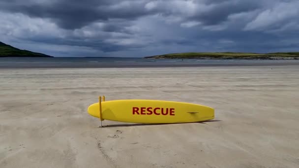 Yellow Coast Guard Rescue Surfboard Narin Beach Portnoo County Donegal — Stock Video