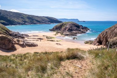 The Murder Hole plajı, resmi adı Boyeeghether Bay County Donegal, İrlanda.