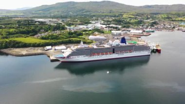 KILLYBEGS, IRELAND - 22 Temmuz 2022: MS Arcadia, Killybegs 'i ilk kez ziyaret ettikten sonra ayrılan bir yolcu gemisi..