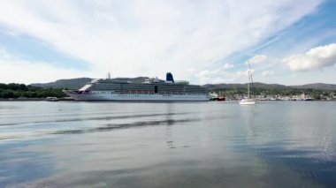 KILLYBEGS, IRELAND - 22 Temmuz 2022: MS Arcadia, Killybegs 'i ilk kez ziyaret ettikten sonra ayrılan bir yolcu gemisi..