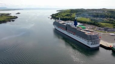 KILLYBEGS, IRELAND - 22 Temmuz 2022: MS Arcadia, Killybegs 'i ilk kez ziyaret ettikten sonra ayrılan bir yolcu gemisi..