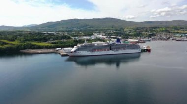 KILLYBEGS, IRELAND - 22 Temmuz 2022: MS Arcadia, Killybegs 'i ilk kez ziyaret ettikten sonra ayrılan bir yolcu gemisi..