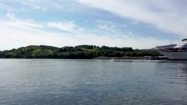 KILLYBEGS, IRELAND - 22 Temmuz 2022: MS Arcadia, Killybegs 'i ilk kez ziyaret ettikten sonra ayrılan bir yolcu gemisi..