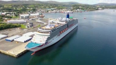 KILLYBEGS, IRELAND - 22 Temmuz 2022: MS Arcadia, Killybegs 'i ilk kez ziyaret ettikten sonra ayrılan bir yolcu gemisi..