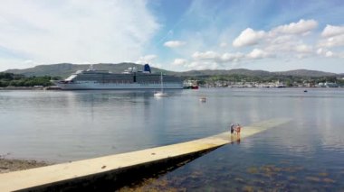 KILLYBEGS, IRELAND - 22 Temmuz 2022: MS Arcadia, Killybegs 'i ilk kez ziyaret ettikten sonra ayrılan bir yolcu gemisi..