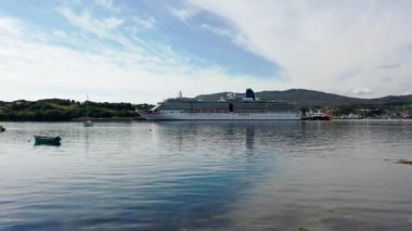 KILLYBEGS, IRELAND - 22 Temmuz 2022: MS Arcadia, Killybegs 'i ilk kez ziyaret ettikten sonra ayrılan bir yolcu gemisi..