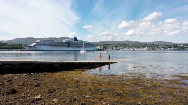 Killybegs Ireland July 2022 Arcadia Cruise Ship Cruises Fleet Leaving — ストック動画