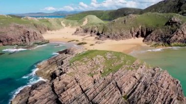 İrlanda 'nın Donegal ilçesindeki Boyeghether Körfezi olarak bilinen Cinayet Deliği plajının hava görüntüsü..
