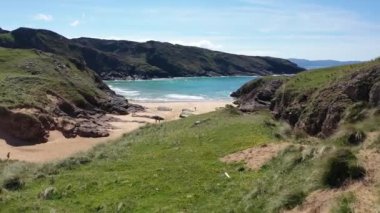 İrlanda 'nın Donegal ilçesindeki Boyeghether Körfezi olarak bilinen Cinayet Deliği plajının hava görüntüsü..