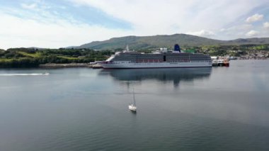 KILLYBEGS, IRELAND - 22 Temmuz 2022: MS Arcadia, Killybegs 'i ilk kez ziyaret ettikten sonra ayrılan bir yolcu gemisi..