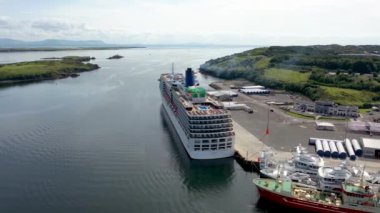 KILLYBEGS, IRELAND - 22 Temmuz 2022: MS Arcadia, Killybegs 'i ilk kez ziyaret ettikten sonra ayrılan bir yolcu gemisi..