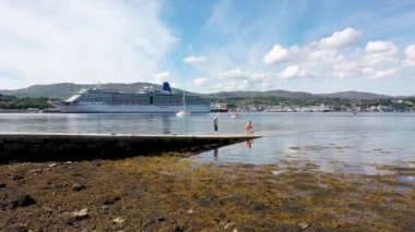 KILLYBEGS, IRELAND - 22 Temmuz 2022: MS Arcadia, Killybegs 'i ilk kez ziyaret ettikten sonra ayrılan bir yolcu gemisi..