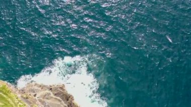 Downpatrick 'teki Dun Briste deniz değneğinin havadan görünüşü, İlçe Mayo - İrlanda Cumhuriyeti.