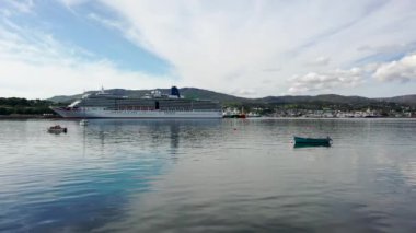 KILLYBEGS, IRELAND - 22 Temmuz 2022: MS Arcadia, Killybegs 'i ilk kez ziyaret ettikten sonra ayrılan bir yolcu gemisi..