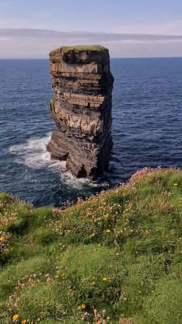 Vertical View Dun Briste Sea Stick Downpatrick Head County Mayo — ストック動画