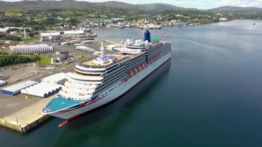KILLYBEGS, IRELAND - 22 Temmuz 2022: MS Arcadia, Killybegs 'i ilk kez ziyaret ettikten sonra ayrılan bir yolcu gemisi..