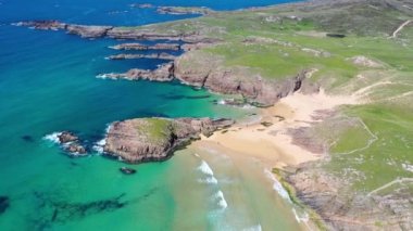 İrlanda 'nın Donegal ilçesindeki Boyeghether Körfezi olarak bilinen Cinayet Deliği plajının hava görüntüsü..