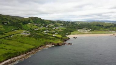 Fintra sahilindeki Fintragh nehrinin ağzının havası Killybegs, County Donegal, İrlanda.
