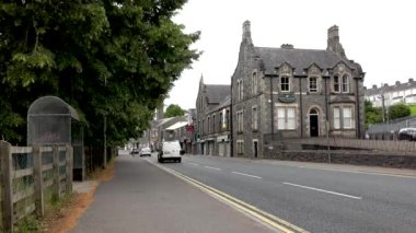 ENNISKILLEN, NORTHERN İRELAND - 20 Temmuz 2022: Sligo Yolu 'nda trafik ilerliyor.