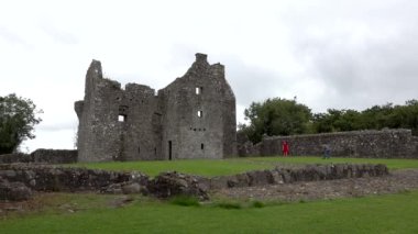 BLANEY, ENNISKILLEN, COUNTY FERMANAGH, NORTHERN IRELAND - 20 HAZİRAN 2022 Shauna McStravock Tully Castle 'da yeni klibini çekiyor.