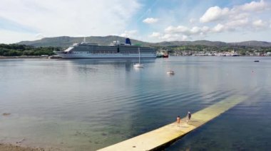 KILLYBEGS, IRELAND - 22 Temmuz 2022: MS Arcadia, Killybegs 'i ilk kez ziyaret ettikten sonra ayrılan bir yolcu gemisi..