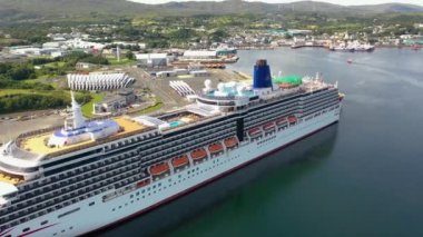 KILLYBEGS, IRELAND - 22 Temmuz 2022: MS Arcadia, Killybegs 'i ilk kez ziyaret ettikten sonra ayrılan bir yolcu gemisi..