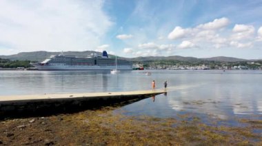 KILLYBEGS, IRELAND - 22 Temmuz 2022: MS Arcadia, Killybegs 'i ilk kez ziyaret ettikten sonra ayrılan bir yolcu gemisi..