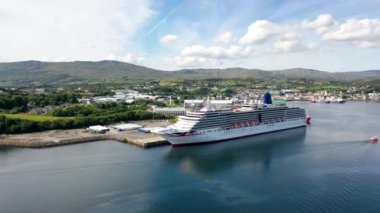 KILLYBEGS, IRELAND - 22 Temmuz 2022: MS Arcadia, Killybegs 'i ilk kez ziyaret ettikten sonra ayrılan bir yolcu gemisi..