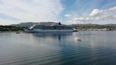 KILLYBEGS, IRELAND - 22 Temmuz 2022: MS Arcadia, Killybegs 'i ilk kez ziyaret ettikten sonra ayrılan bir yolcu gemisi..