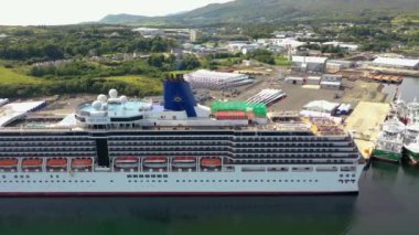 KILLYBEGS, IRELAND - 22 Temmuz 2022: MS Arcadia, Killybegs 'i ilk kez ziyaret ettikten sonra ayrılan bir yolcu gemisi..