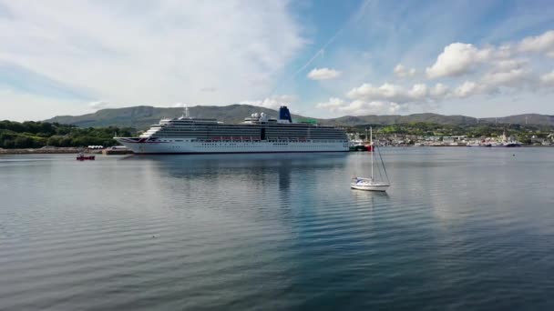 Killybegs Ireland July 2022 Arcadia Cruise Ship Cruises Fleet Leaving — стоковое видео