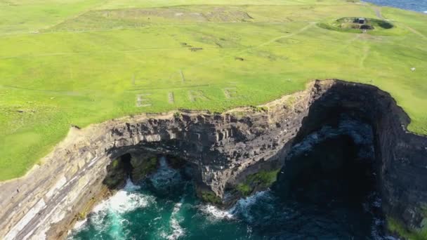Aerial View Dun Briste Sea Stick Downpatrick Head County Mayo — Vídeos de Stock